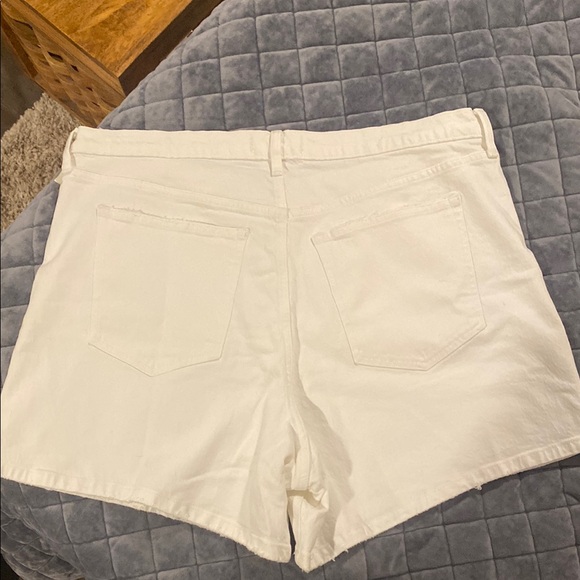 Abercrombie and Fitch White Denim High Rise Dad Short - Picture 4 of 7